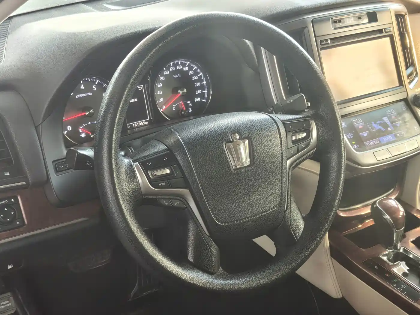 Фото 8 - Toyota Crown