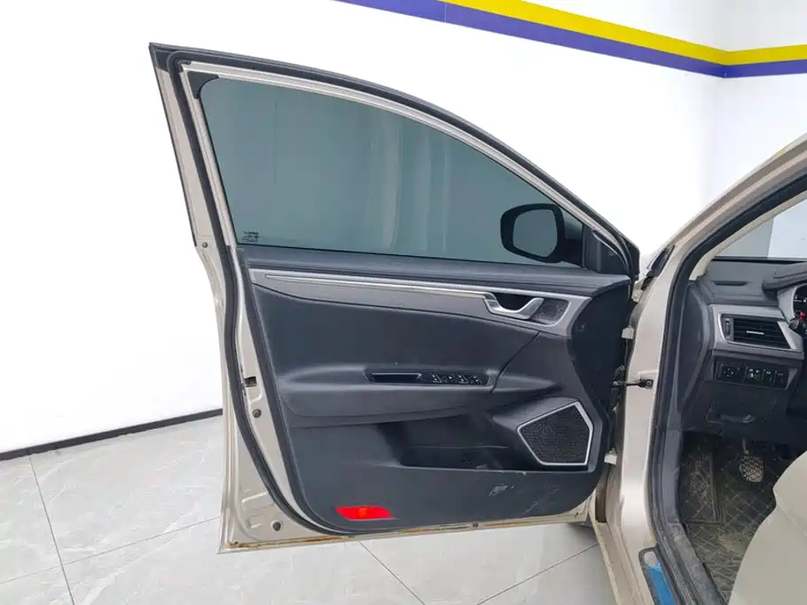 Photo 7 - Geely Emgrand GL