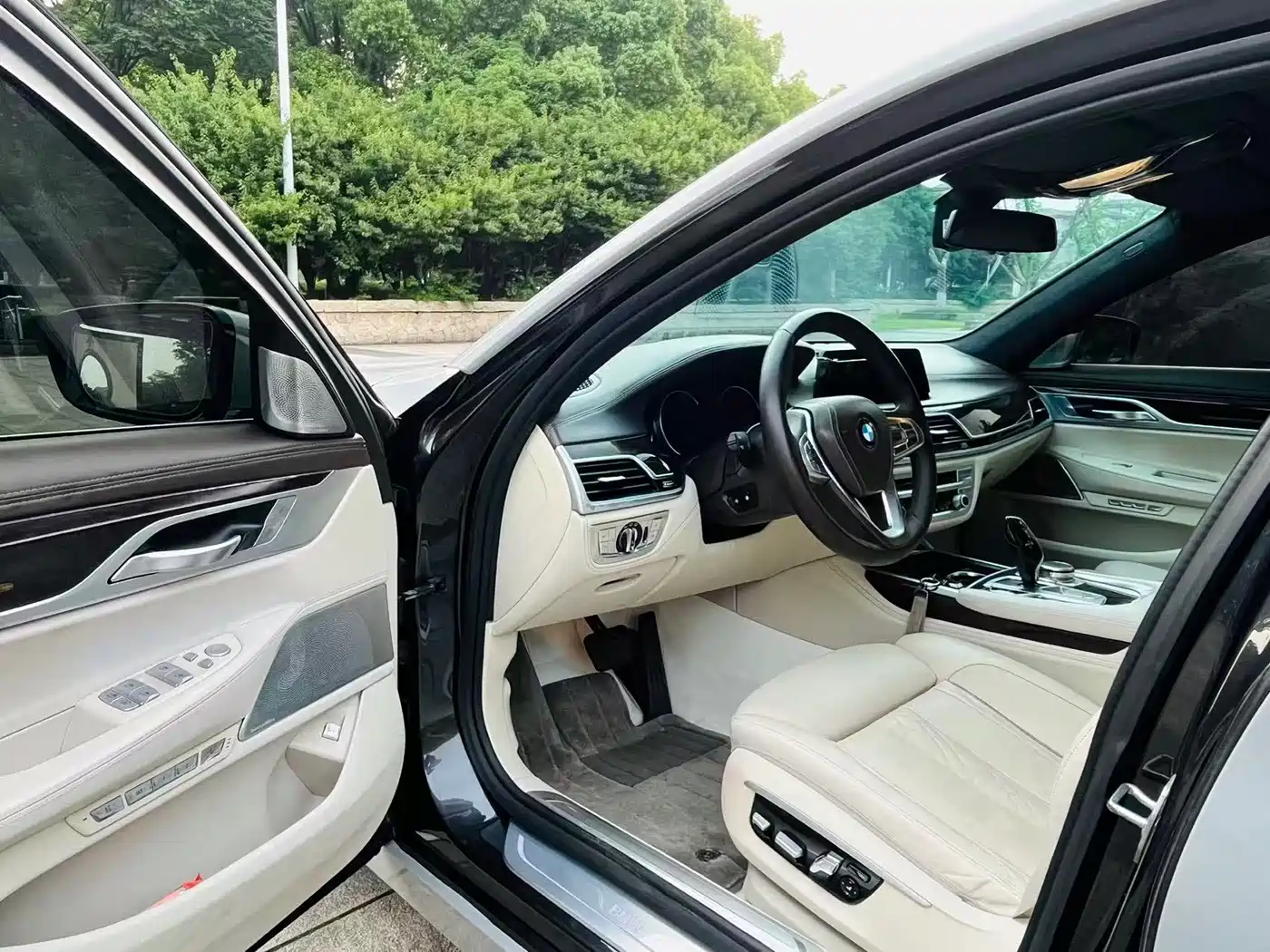 BMW 7 Series 2016 750Li xDrive 4-Seater фото 4