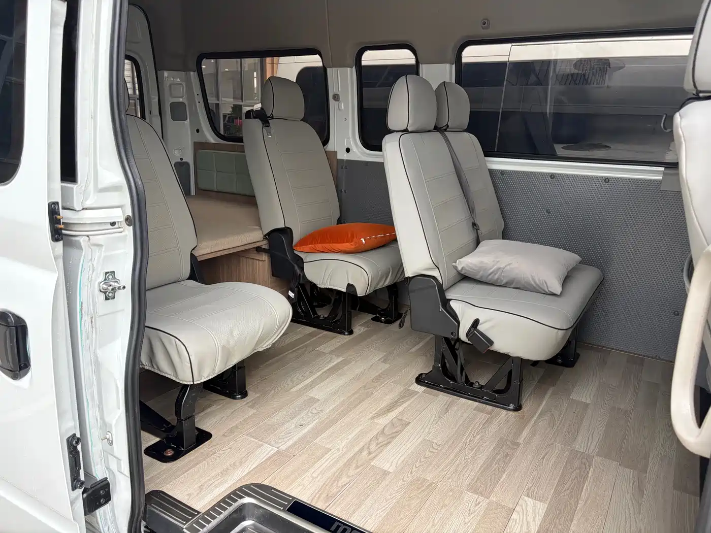 SAIC Maxus Xintu V80 2023 2.0T Manual Classic Aoyun Power Edition Long Wheelbase Medium Roof 6/7/8/9-Seater фото 6