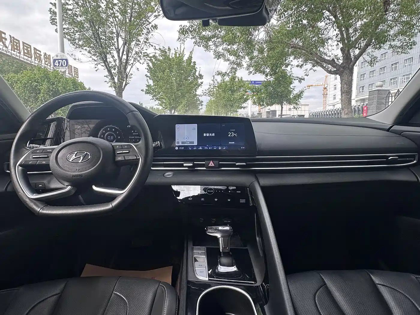 Hyundai Elantra 2021 1.5L CVT LUX Premium Edition фото 2