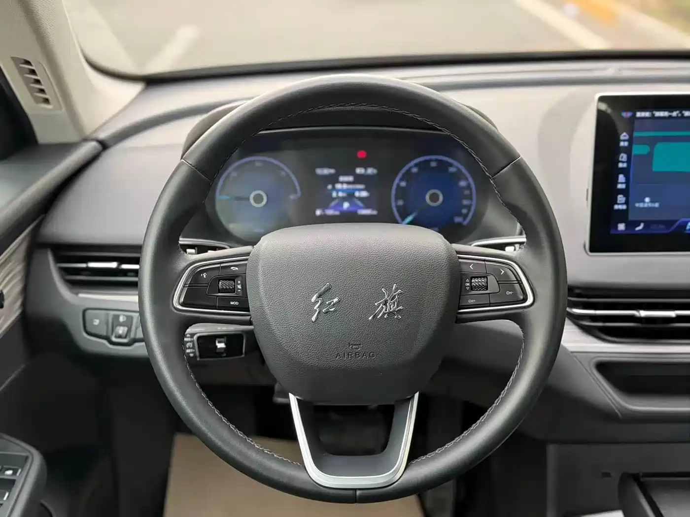 Hongqi E-QM5 2024 500km Travel Edition фото 13