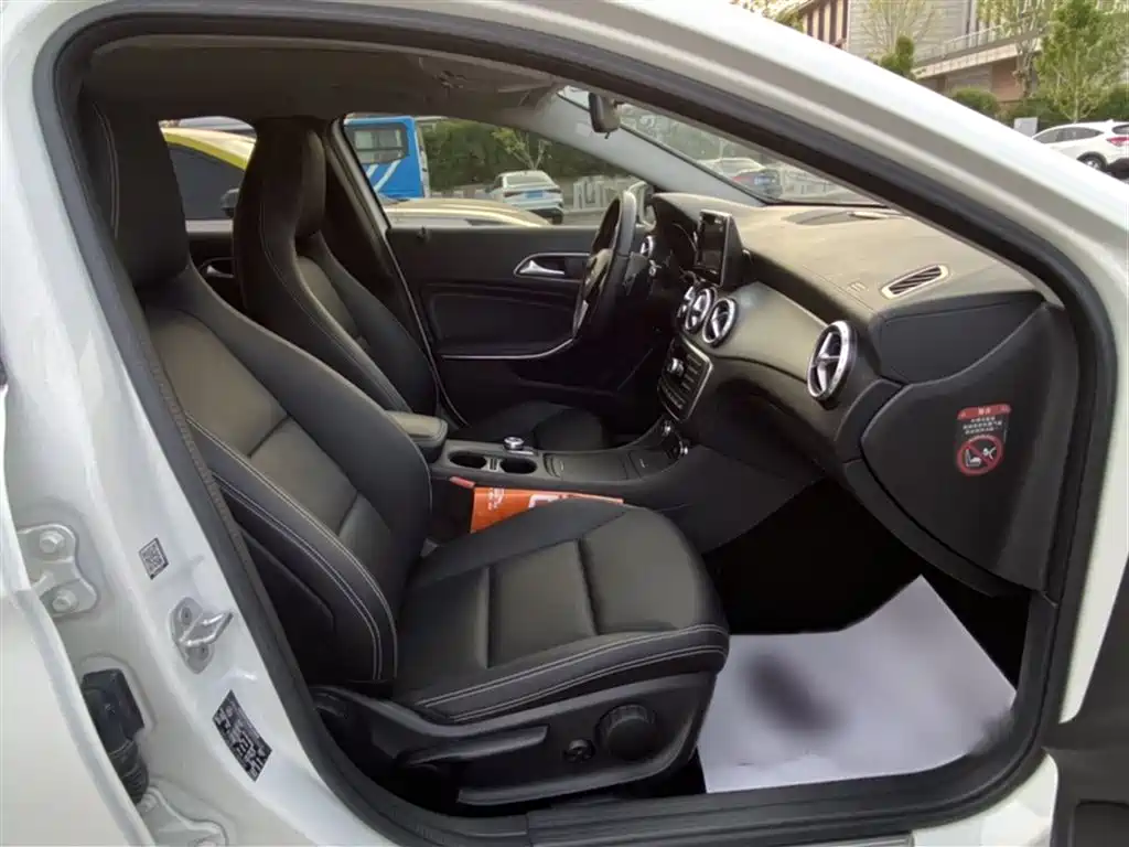 Mercedes-Benz GLA 2015 GLA 220 4MATIC Fashion Edition фото 17