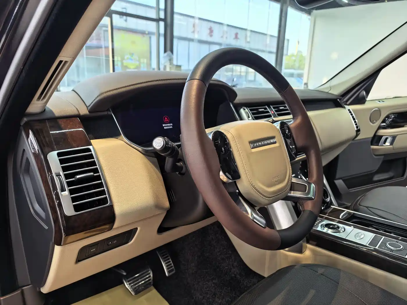 Land Rover Range Rover 2021 3.0 L6 Heritage Extended Classic Edition фото 12