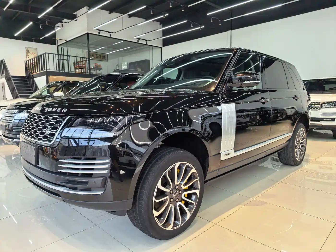Land Rover Range Rover 2021 3.0 L6 Heritage Extended Classic Edition фото 3