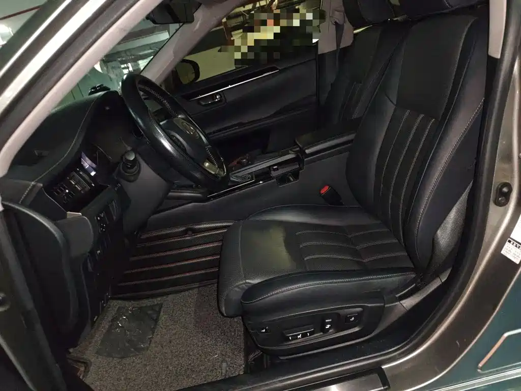 Фото 8 - Lexus ES