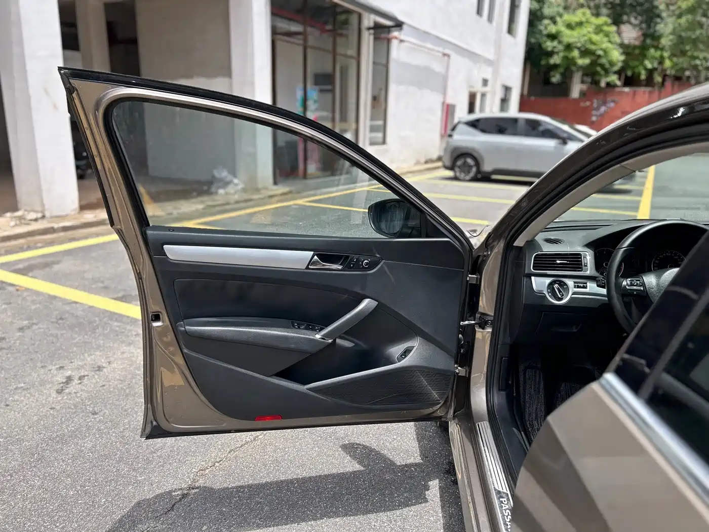 Volkswagen Passat 2014 1.8TSI DSG Luxury Edition фото 9