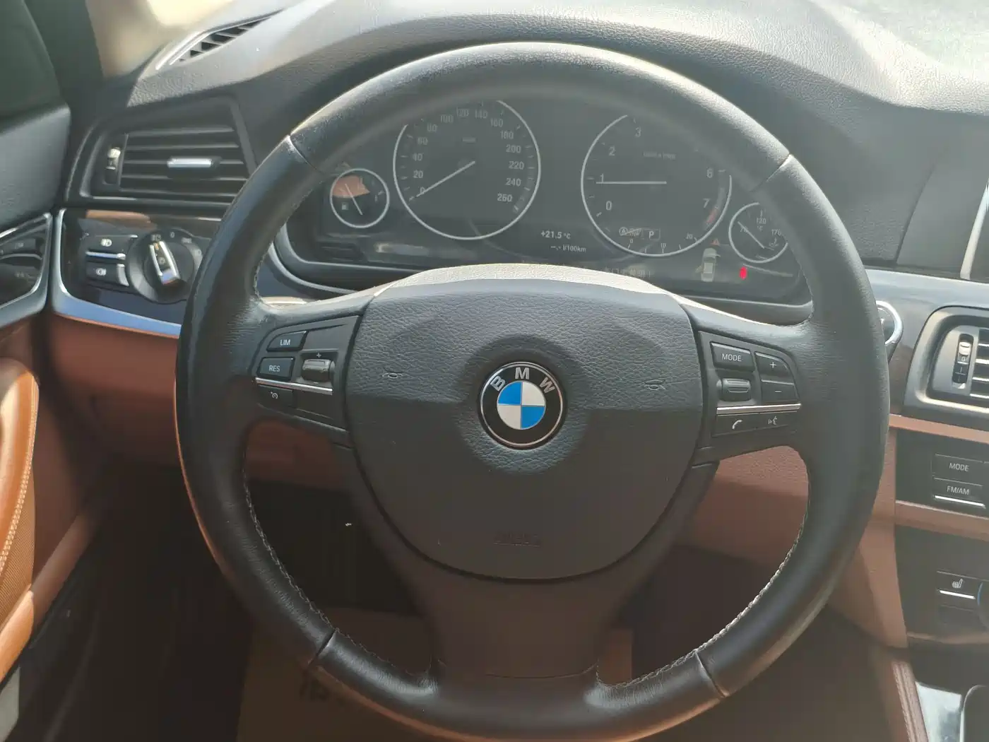 BMW 5 Series 2014 525Li Leading фото 11