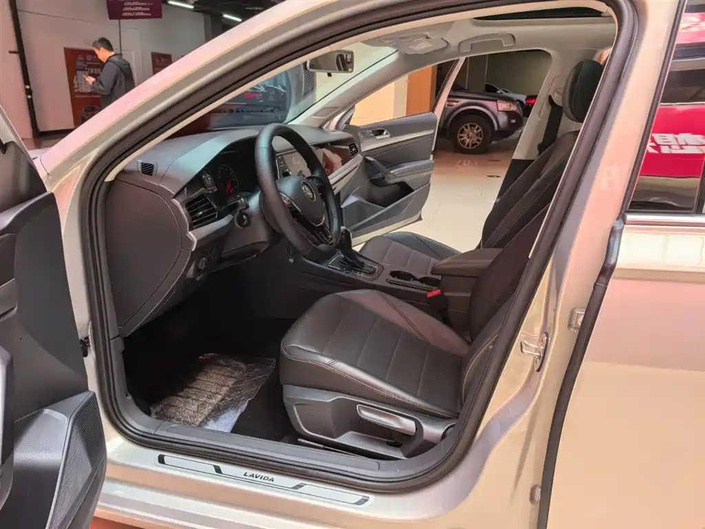Volkswagen Lavida 2019 1.5L Automatic Comfort Edition China VI фото 5