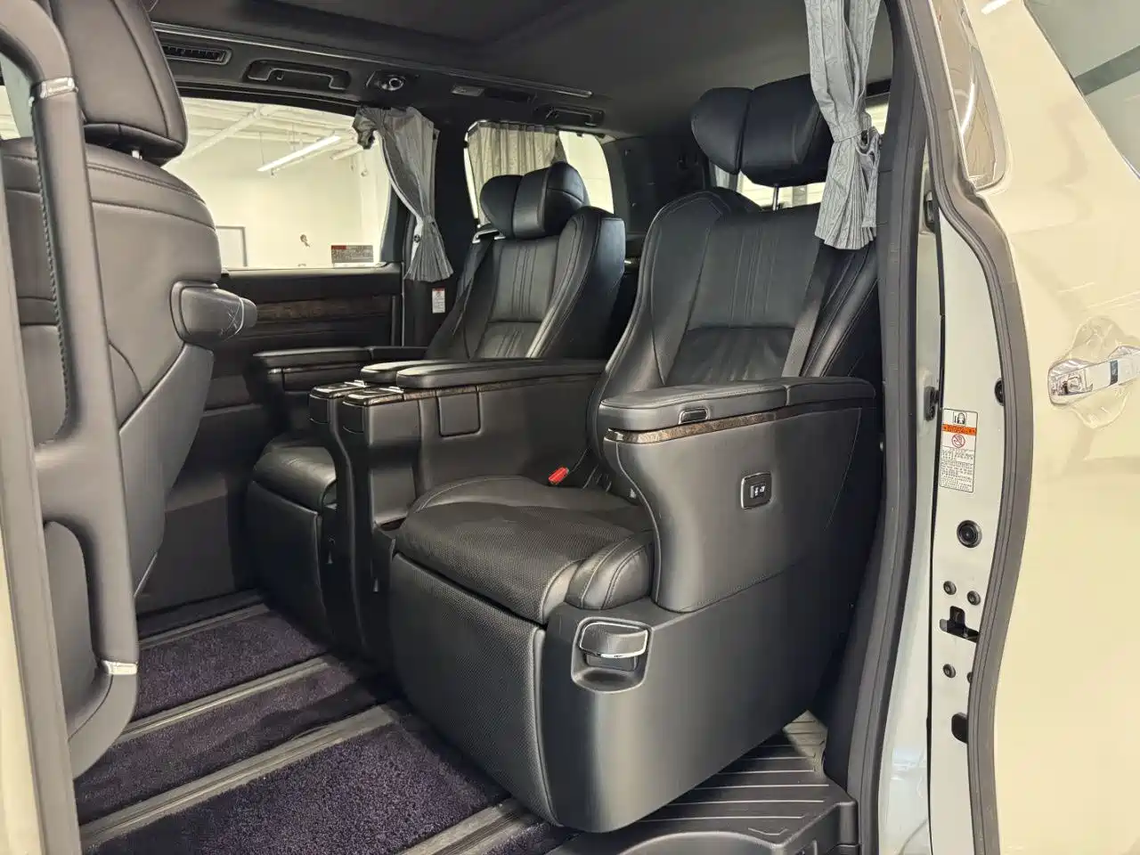 Toyota Alphard 2018 3.5L Premium фото 6