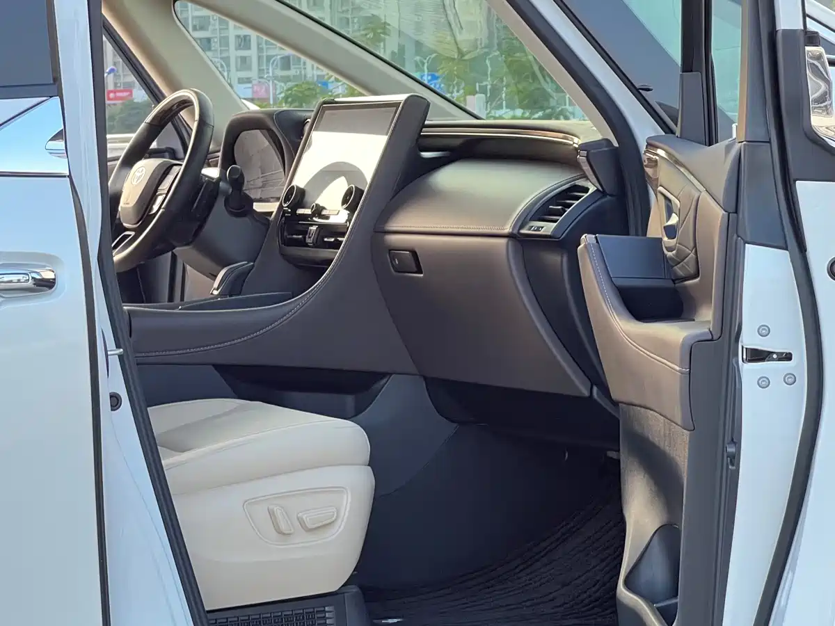 Toyota Alphard 2024 Hybrid 2.5L Ultimate Enjoyment Edition фото 6
