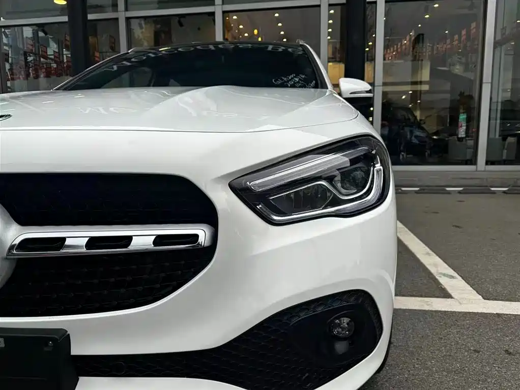 MERCEDES-BENZ GLA