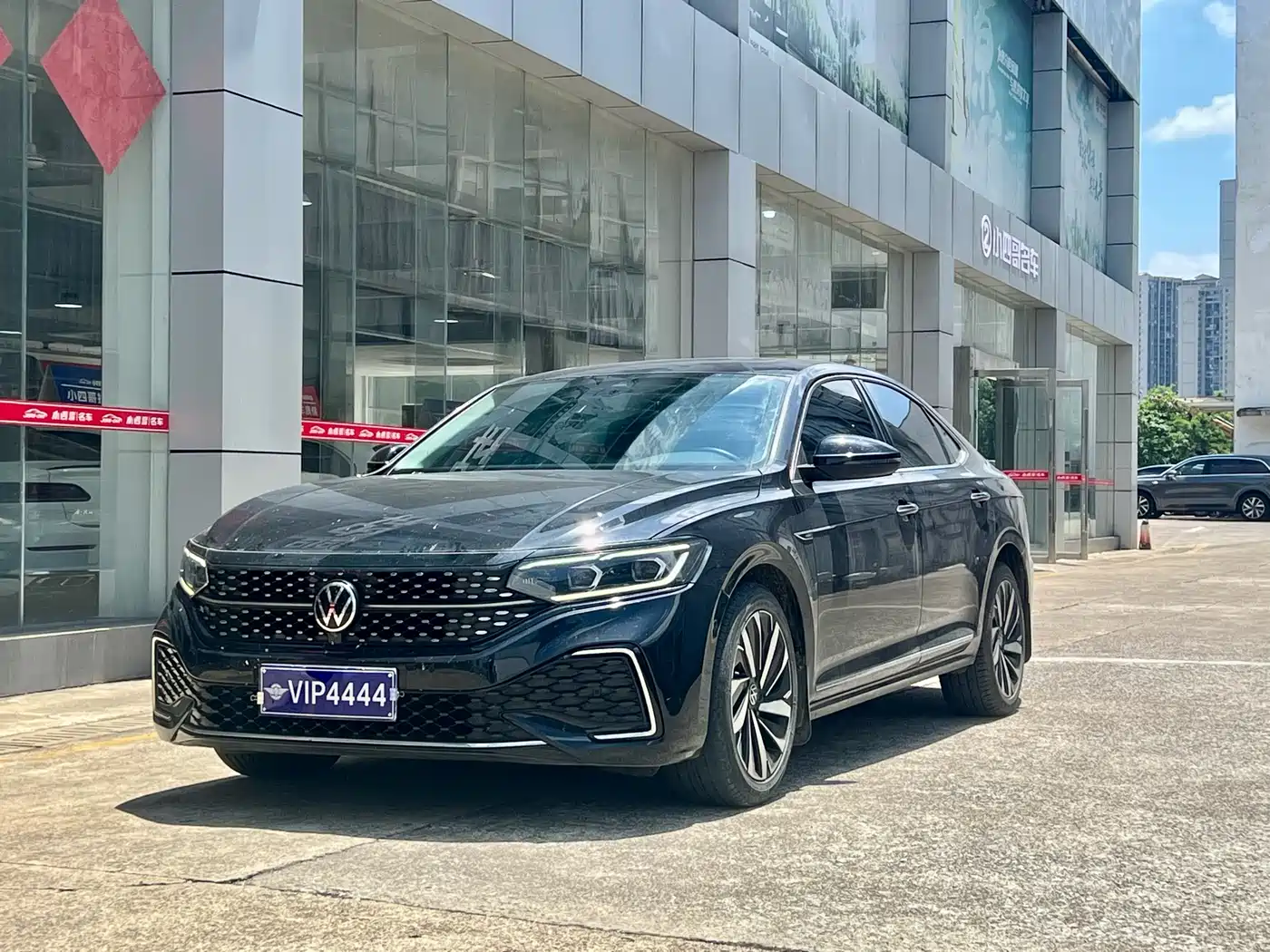Volkswagen Passat 2022 330TSI Starlight Luxury Edition фото 2