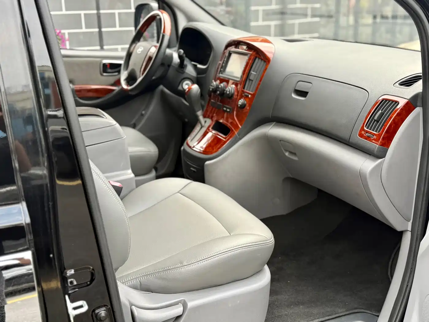 Hyundai H-1 Grand Starex 2011 2.4L Luxury Edition фото 18
