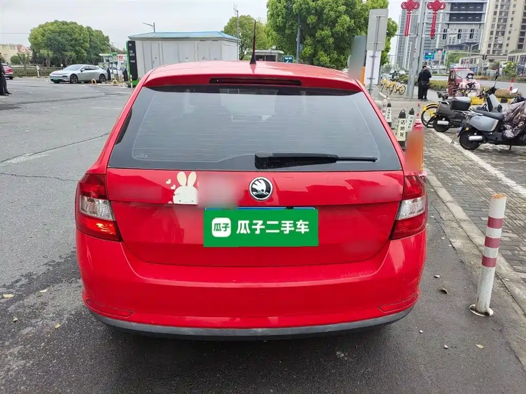 Škoda Skoda Rapid Spaceback 2014 1.6L Automatic Joy Edition фото 4