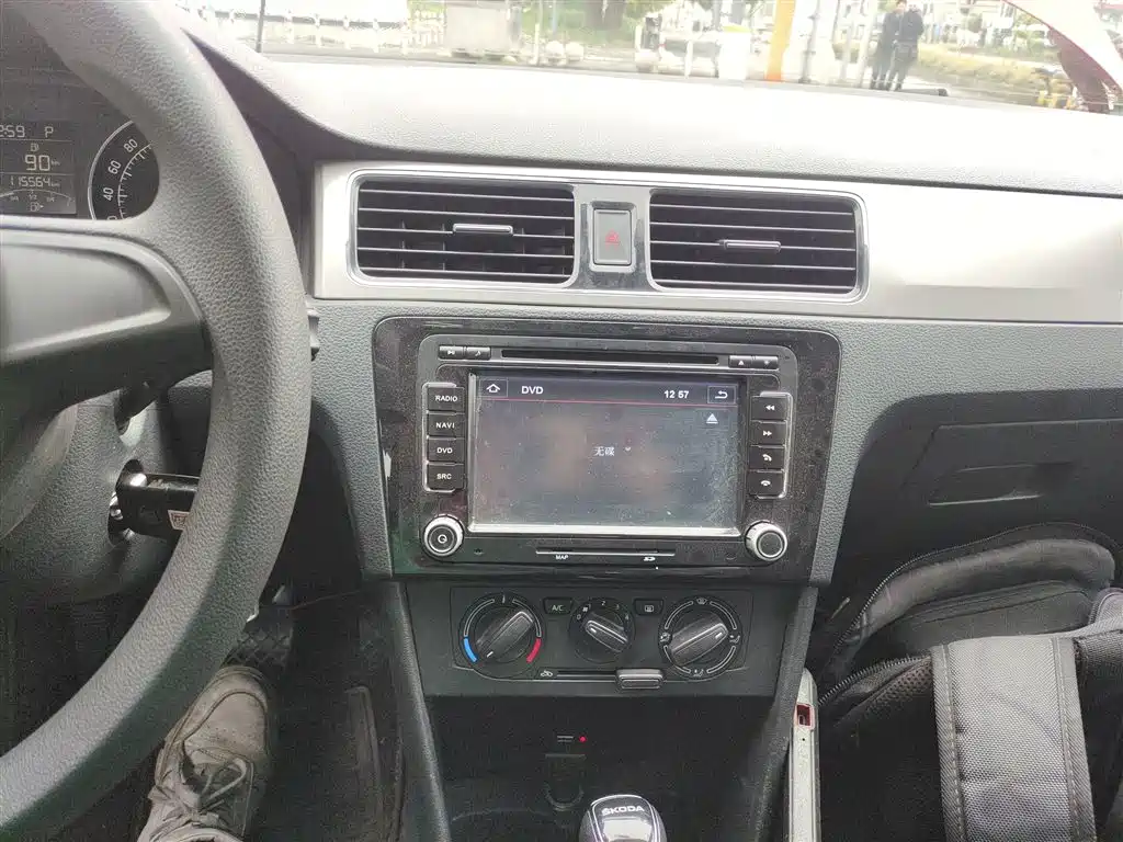 Škoda Skoda Rapid Spaceback 2014 1.6L Automatic Joy Edition фото 9