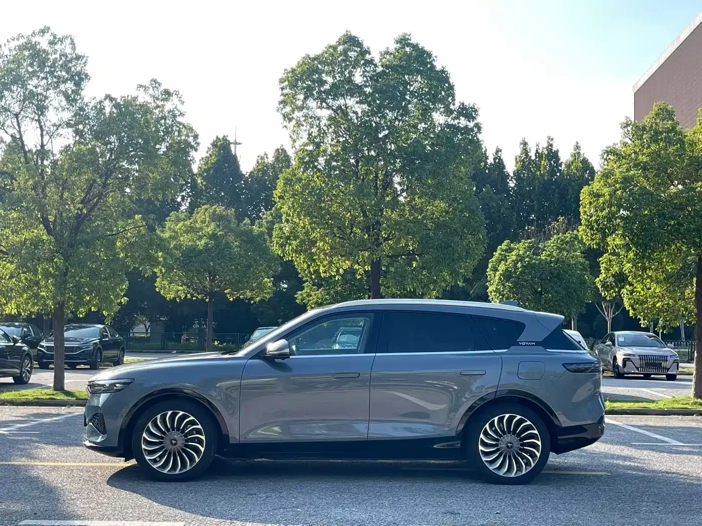 Voyah Auto VOYAH FREE 2021 AWD Standard Range Extender Exclusive Luxury Package фото 4