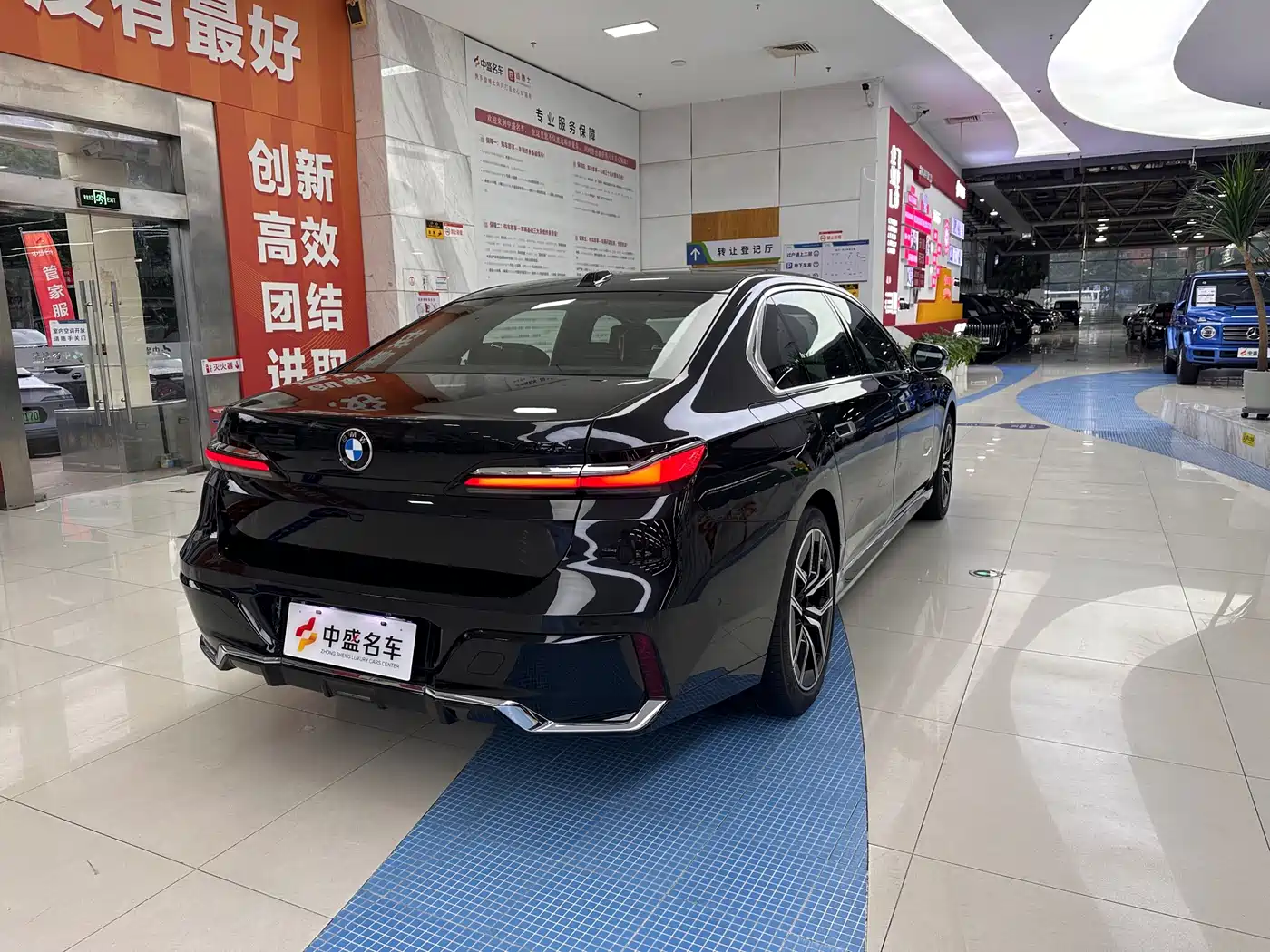 BMW 7 Series 2023 Model 735Li M Sport Package фото 35