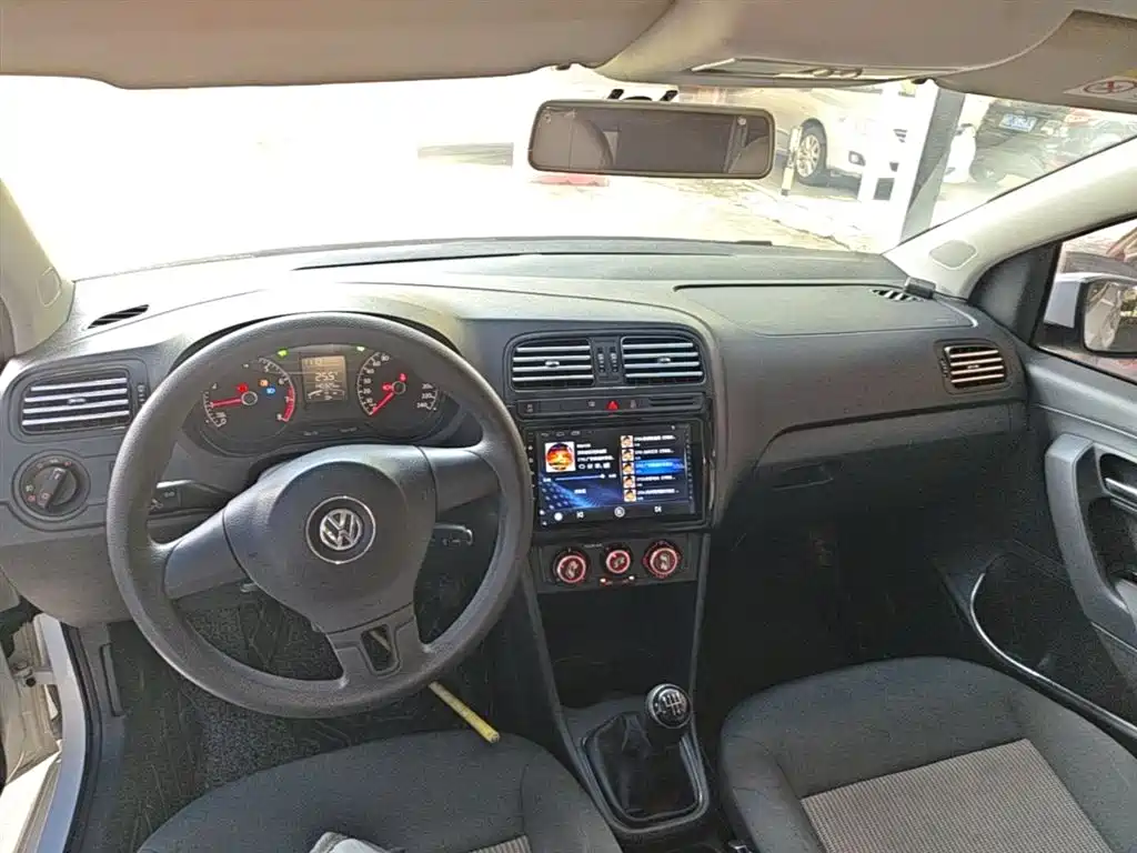 Volkswagen Polo 2018 1.5L Manual Safe Drive фото 10