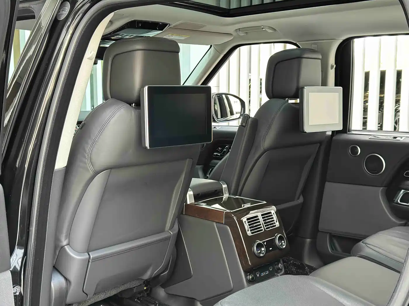 Land Rover Range Rover 2021 3.0 L6 Heritage Extended Classic Edition фото 13