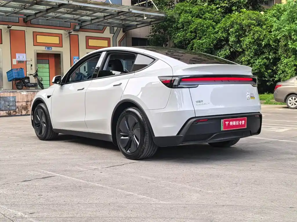 Photo 15 - Tesla Model Y