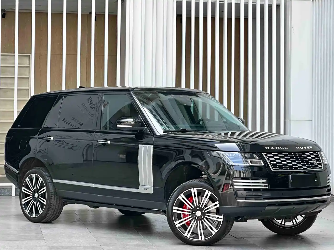 Land Rover Range Rover 2021 3.0 L6 Heritage Extended Classic Edition фото 3