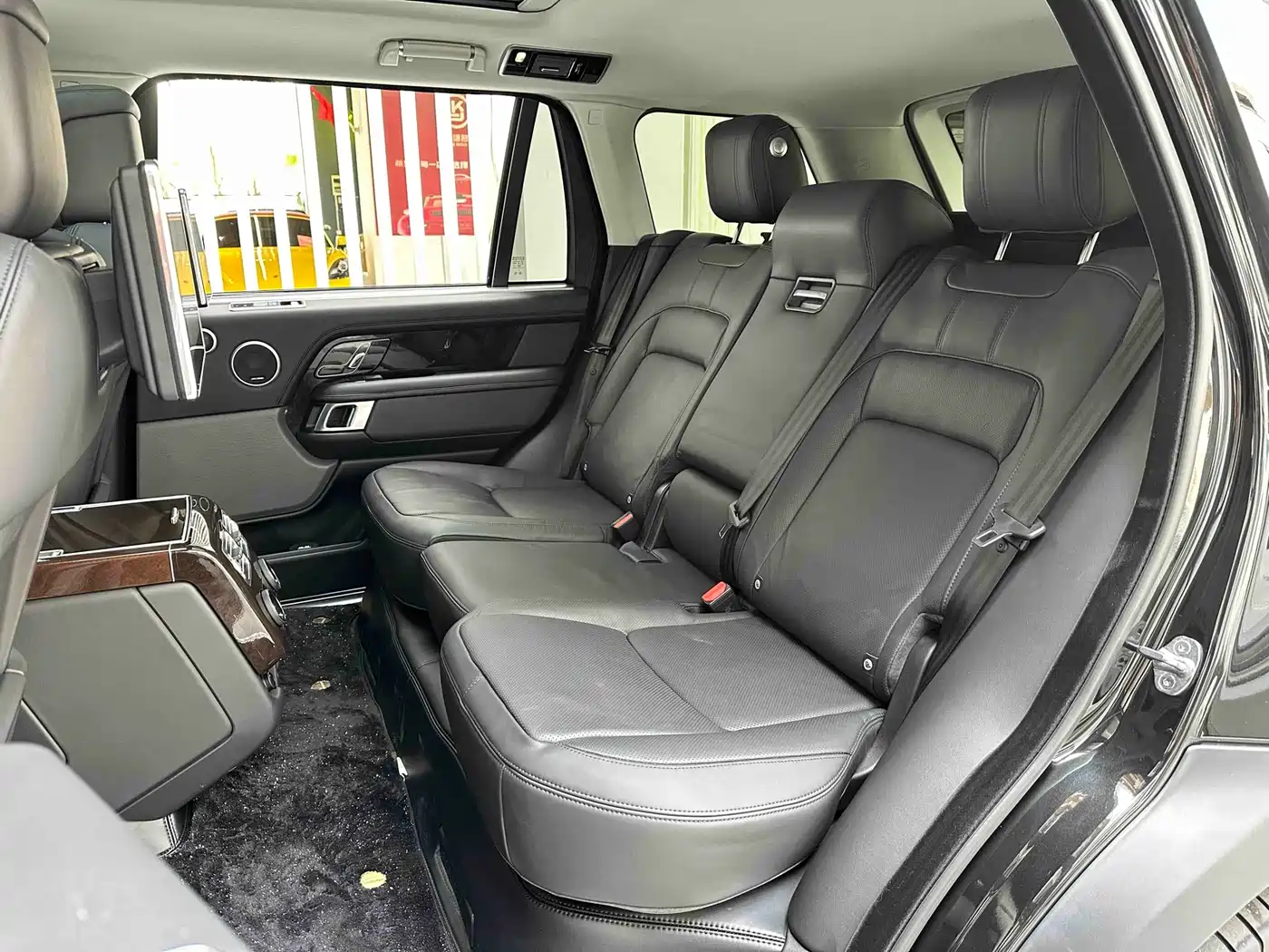 Land Rover Range Rover 2021 3.0 L6 Heritage Extended Classic Edition фото 16