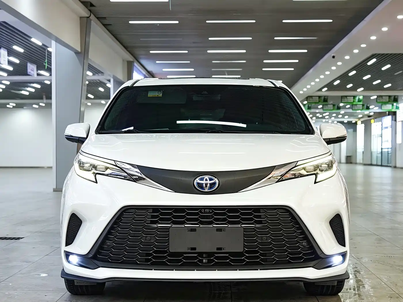 Toyota Granvia 2023 2.5L Hybrid Flagship VIP Edition фото 2
