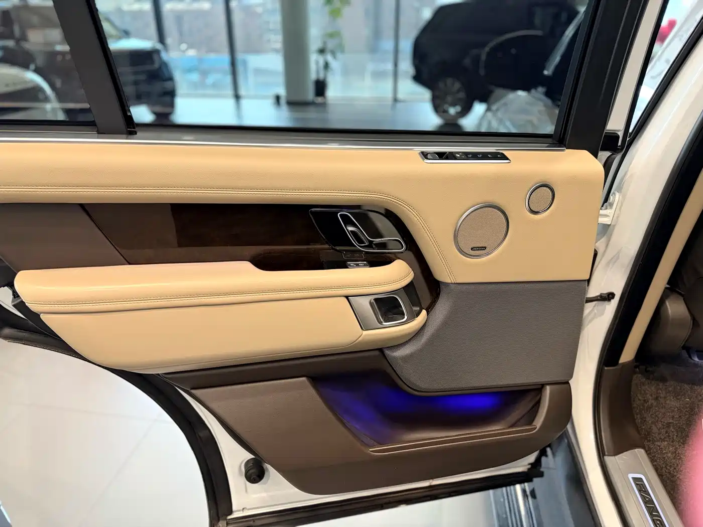 Land Rover Range Rover 2020 3.0 L6 Heritage Extended Edition фото 12
