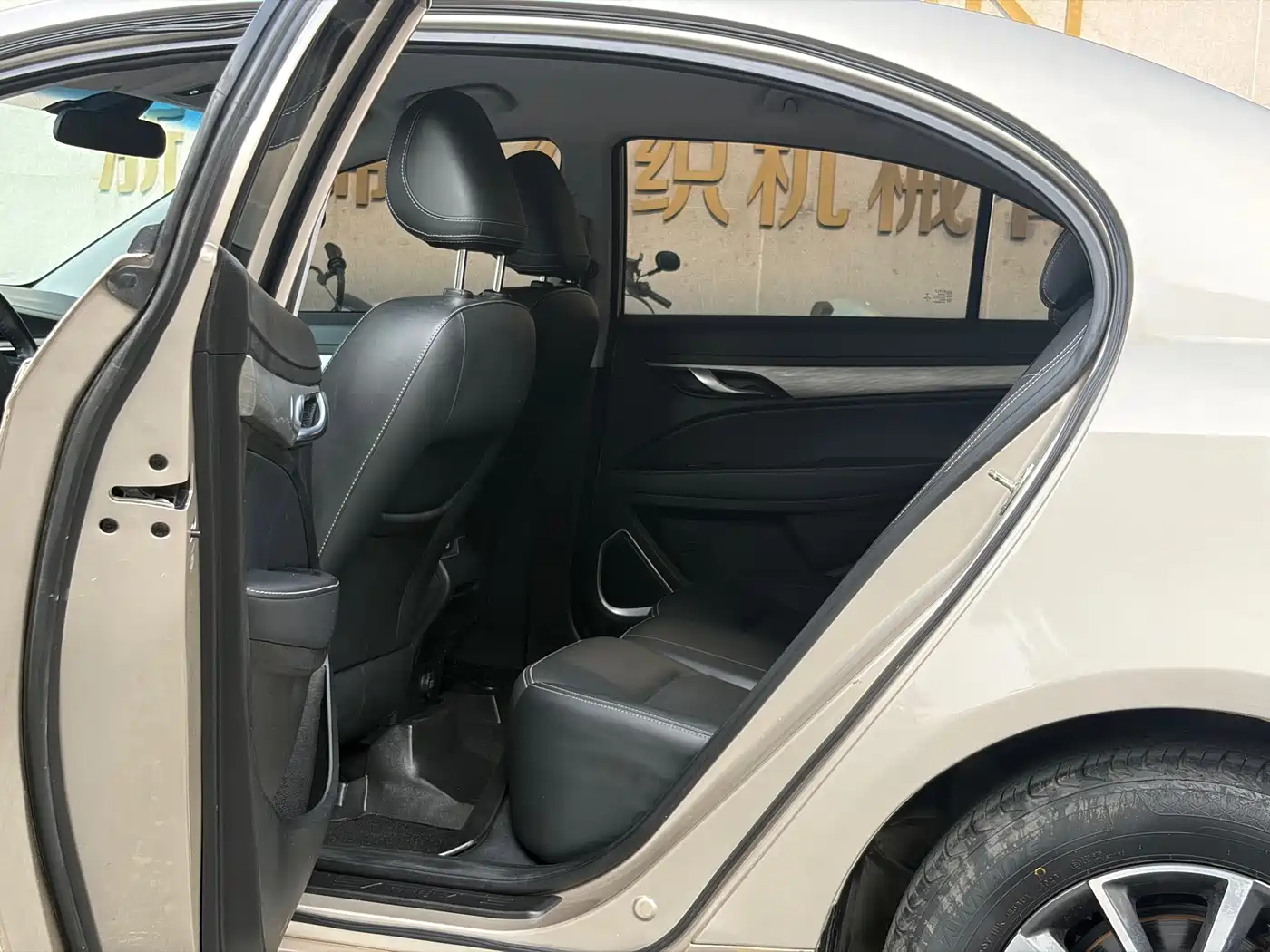 Photo 9 - Geely Emgrand