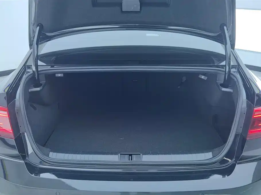 VOLKSWAGEN MAGOTAN GTE PLUG IN HYBRID