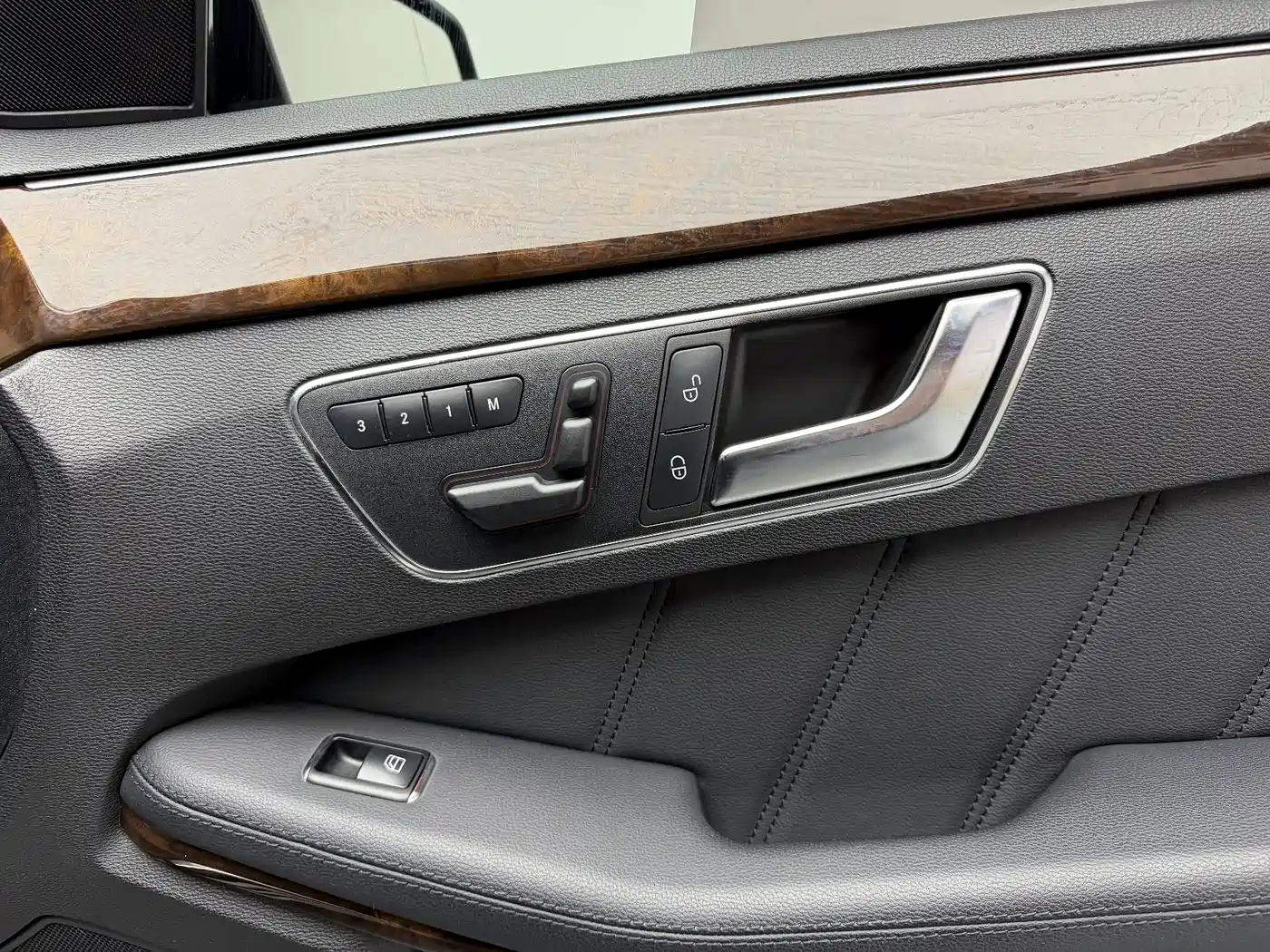 Mercedes-Benz E-Class 2012 E 300 L Elegance Model фото 15