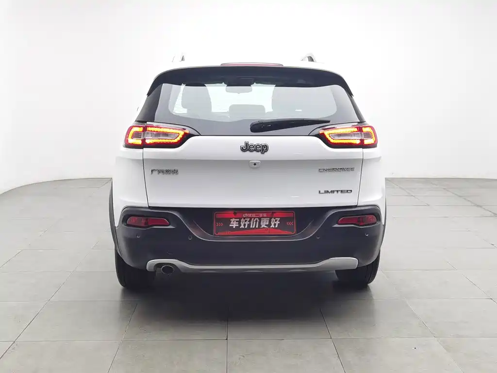 Photo 4 - Jeep Cherokee