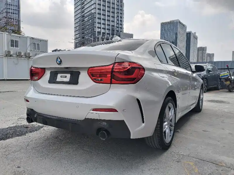 BMW 1 Series 2022 120i M Sport Shadow Edition фото 9