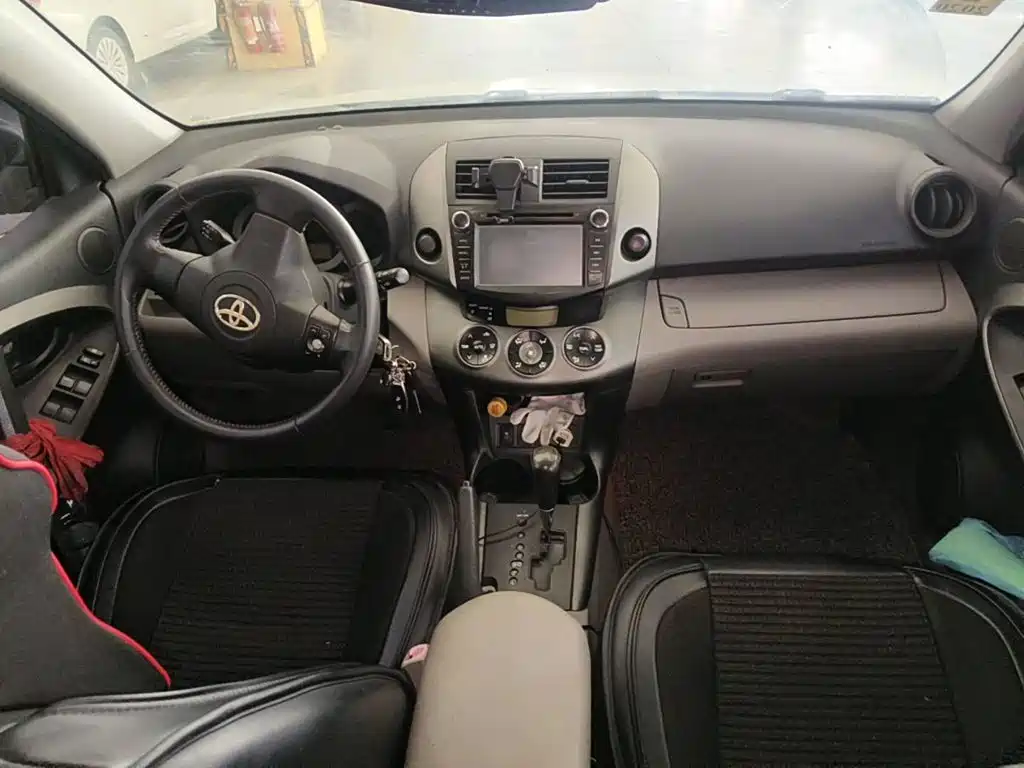 Фото 12 - Toyota RAV4