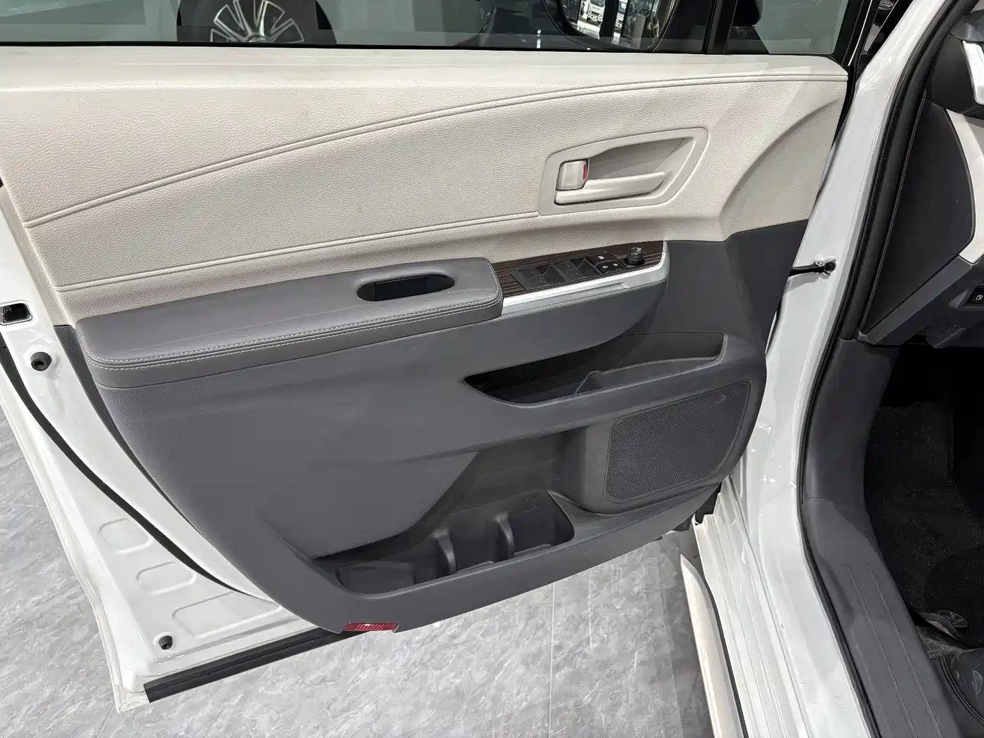 Toyota Granvia 2024 2.5L Hybrid Comfort фото 15