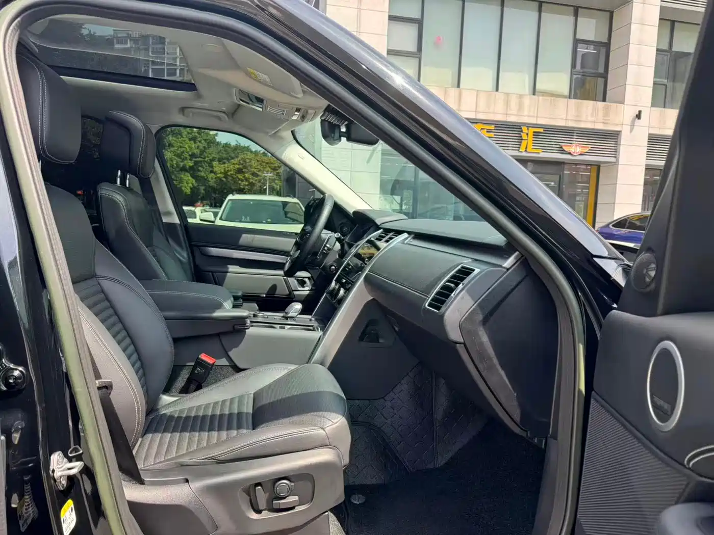 Land Rover Discovery 2023 Facelift 360PS R-Dynamic SE фото 4