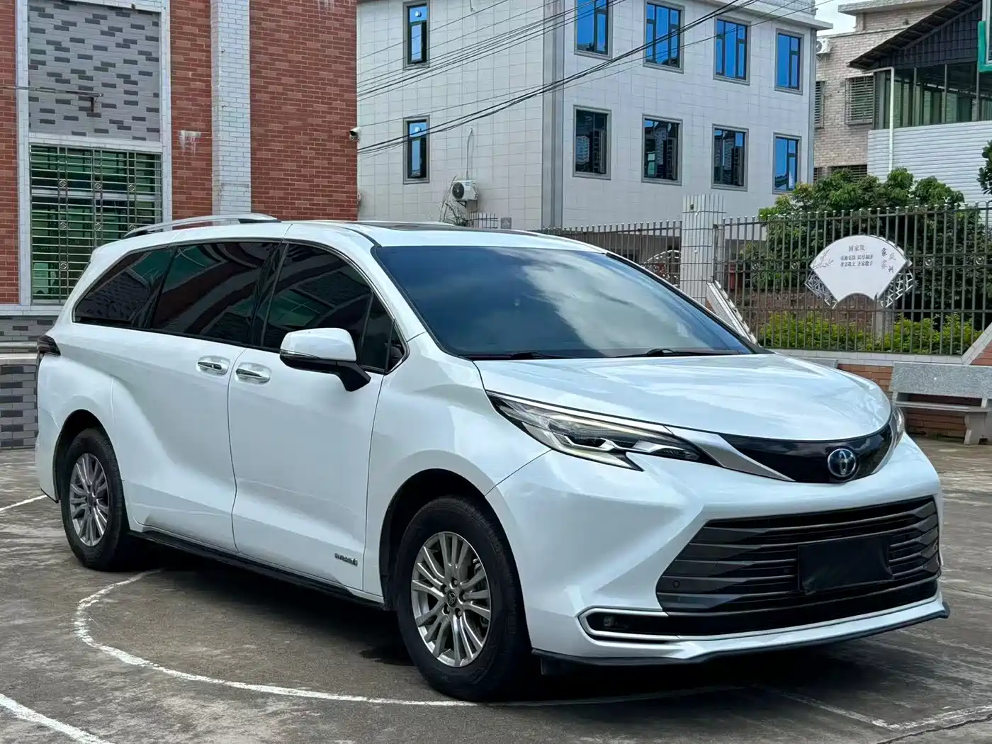 Toyota Sienna 2021 2.5L Hybrid Premium Edition фото 3