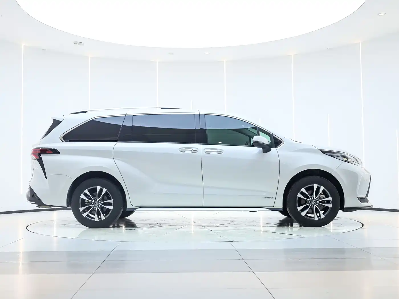 Toyota Granvia 2024 2023 2.5L Hybrid Luxury Edition