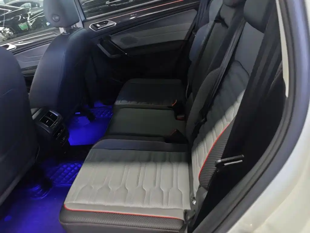 Photo 12 - Volkswagen Tiguan L