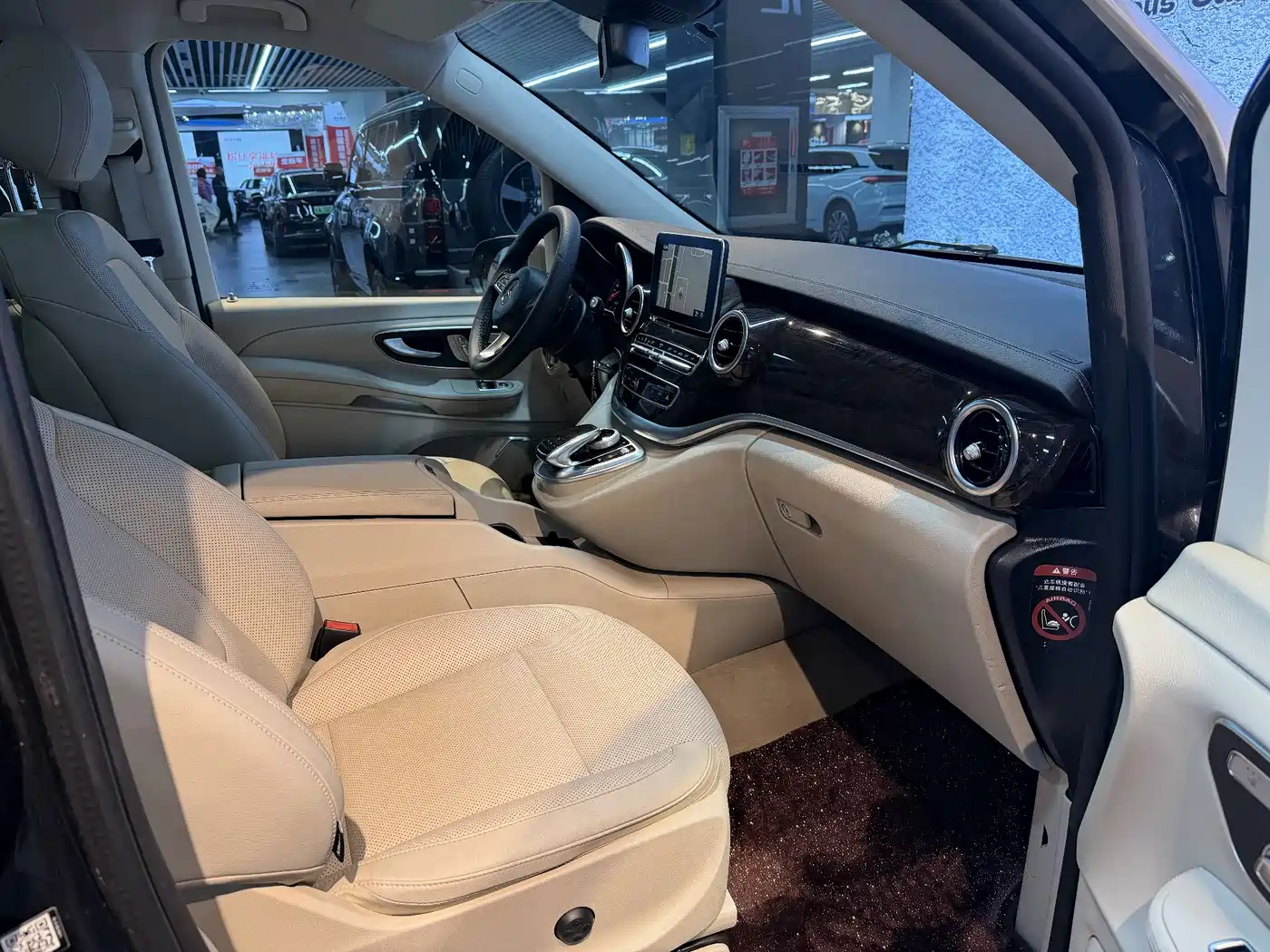 Mercedes-Benz V-Class 2017 Model V 260 L Premium Extended Edition фото 17