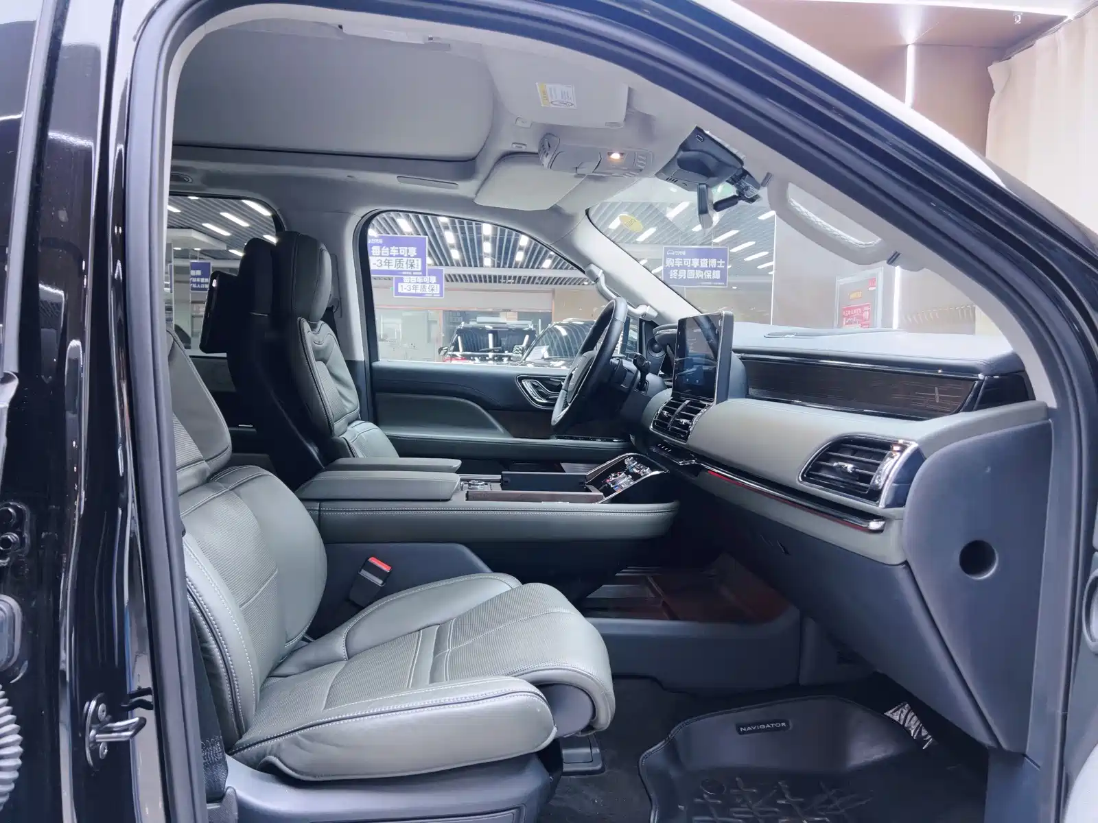 Фото 5 - Lincoln Navigator