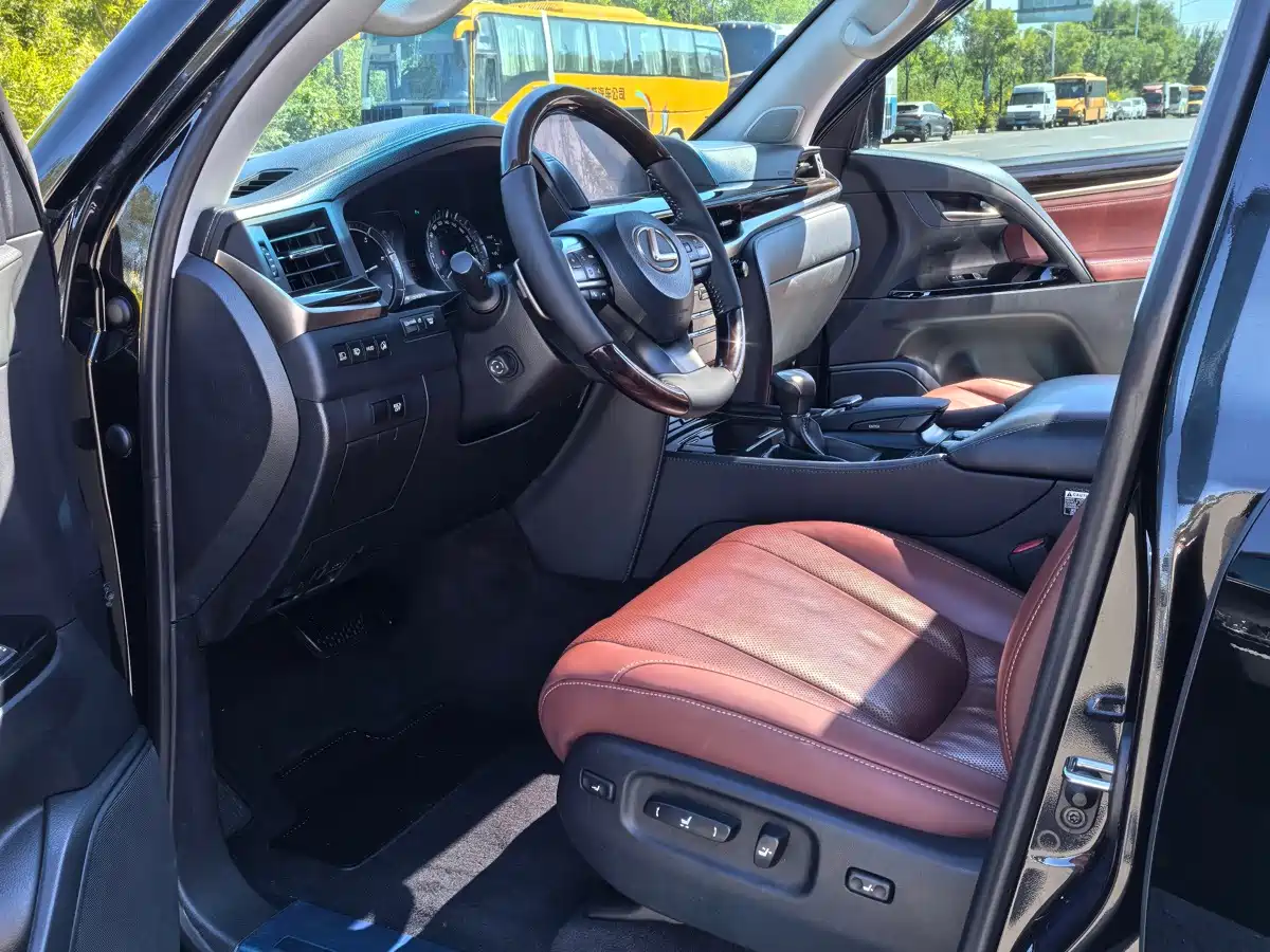Фото 4 - Lexus LX
