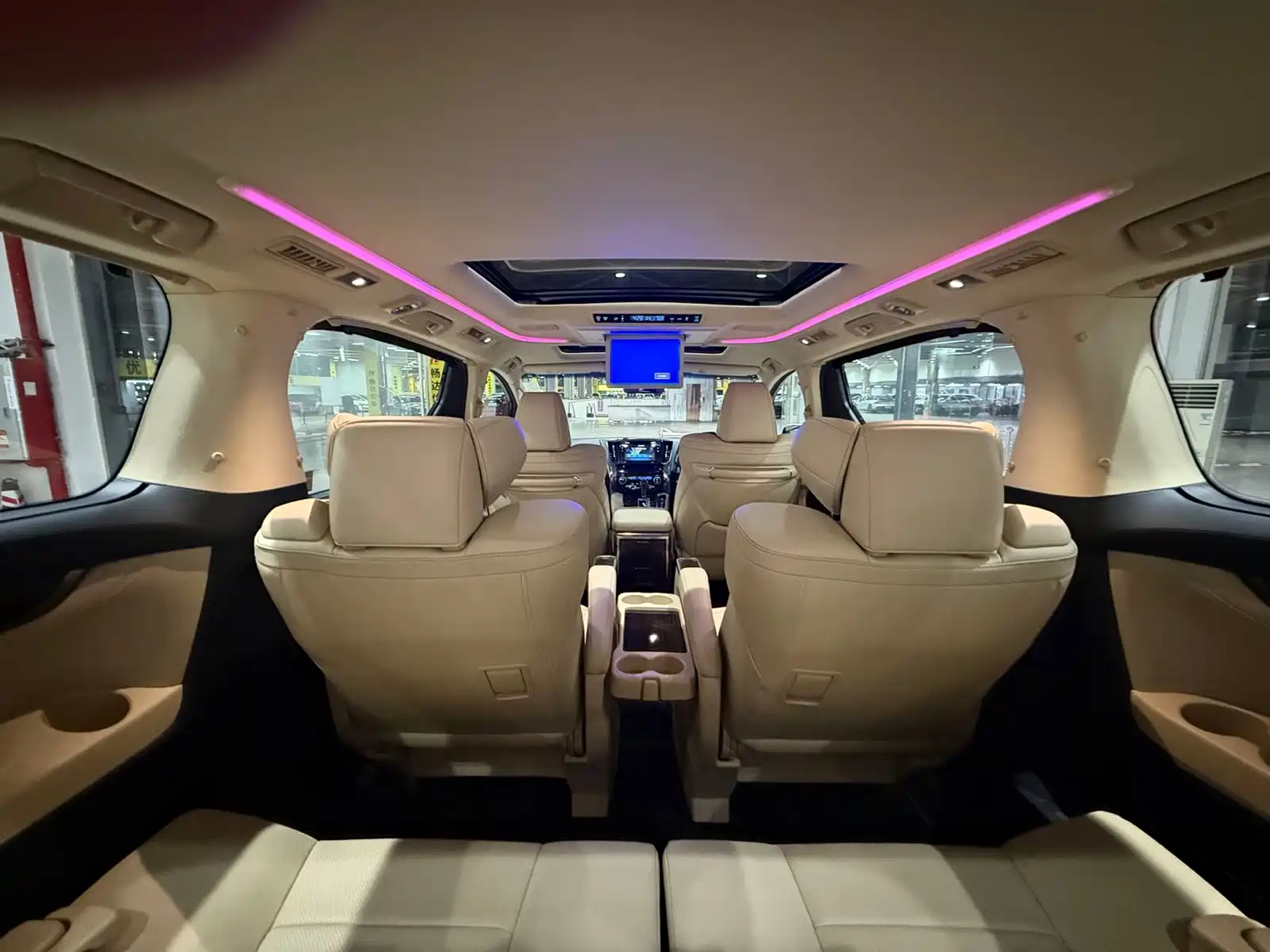Фото 18 - Toyota Alphard