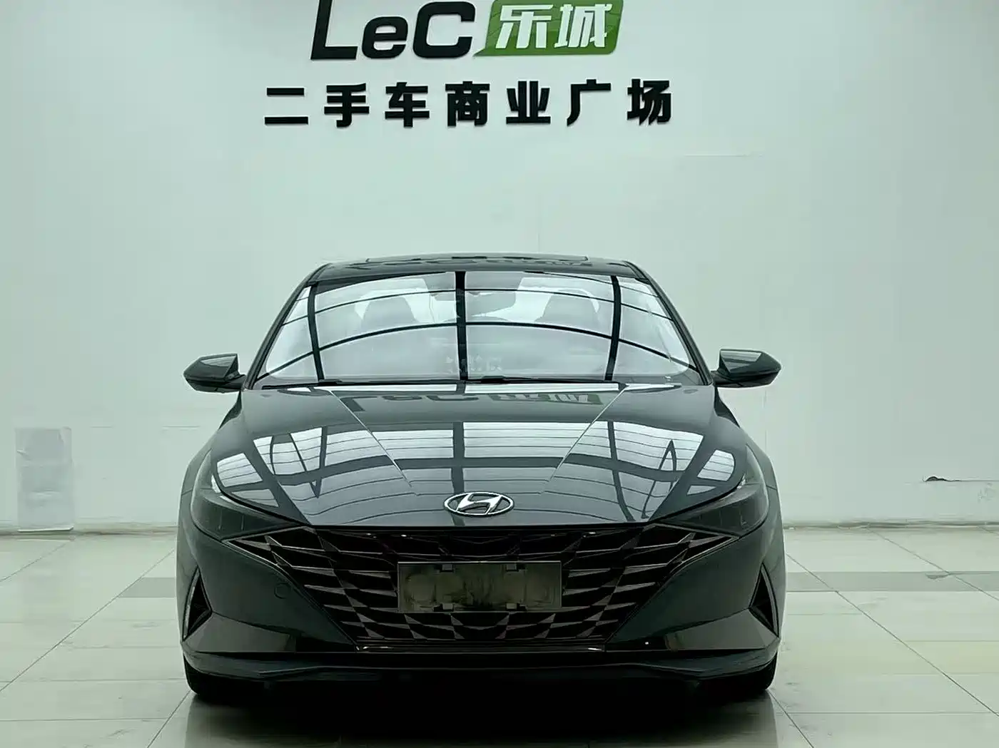 Hyundai Elantra 2021 1.5L CVT LUX Premium Edition фото 2