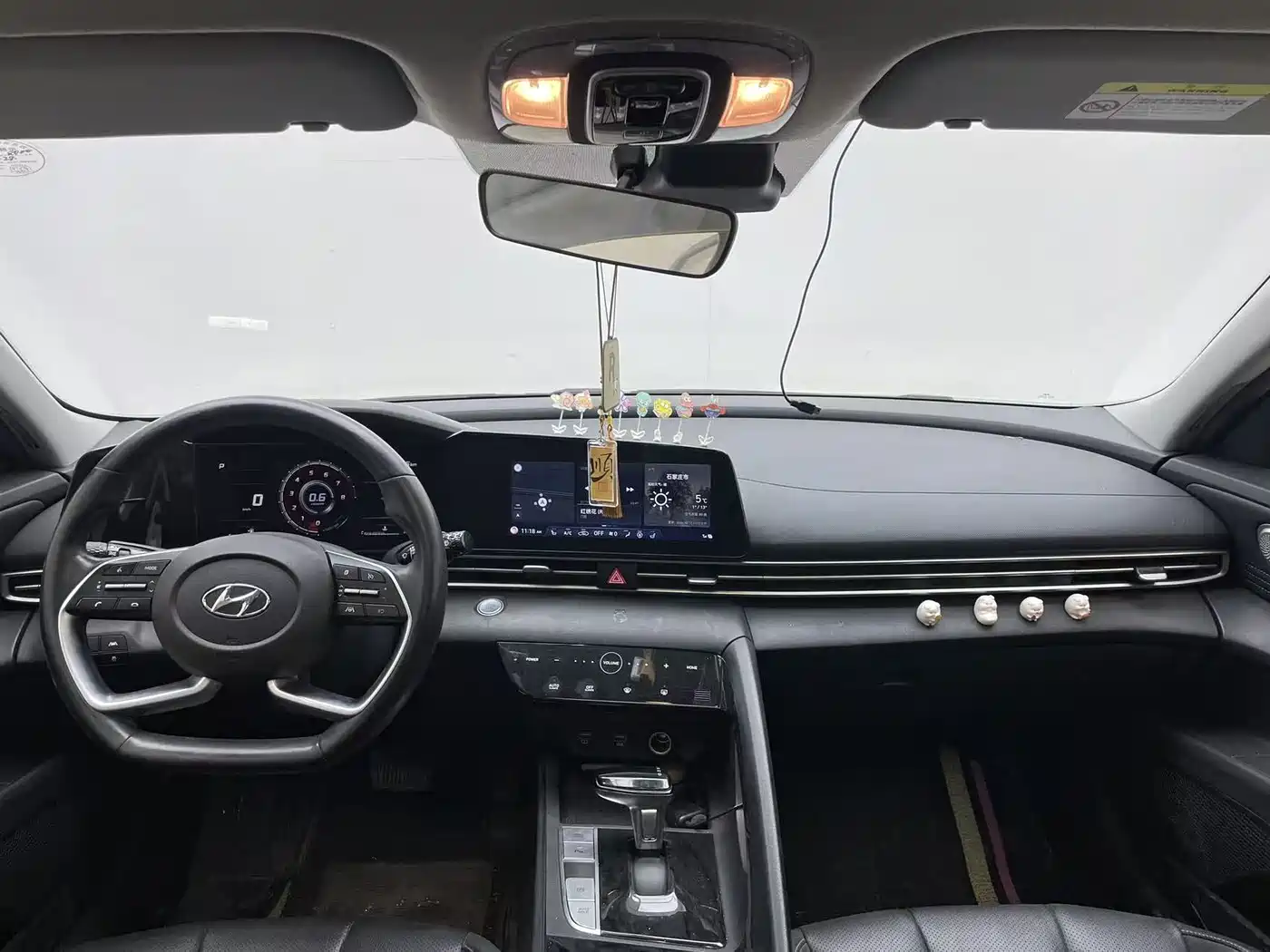 Hyundai Elantra 2021 1.5L CVT LUX Premium Edition фото 12