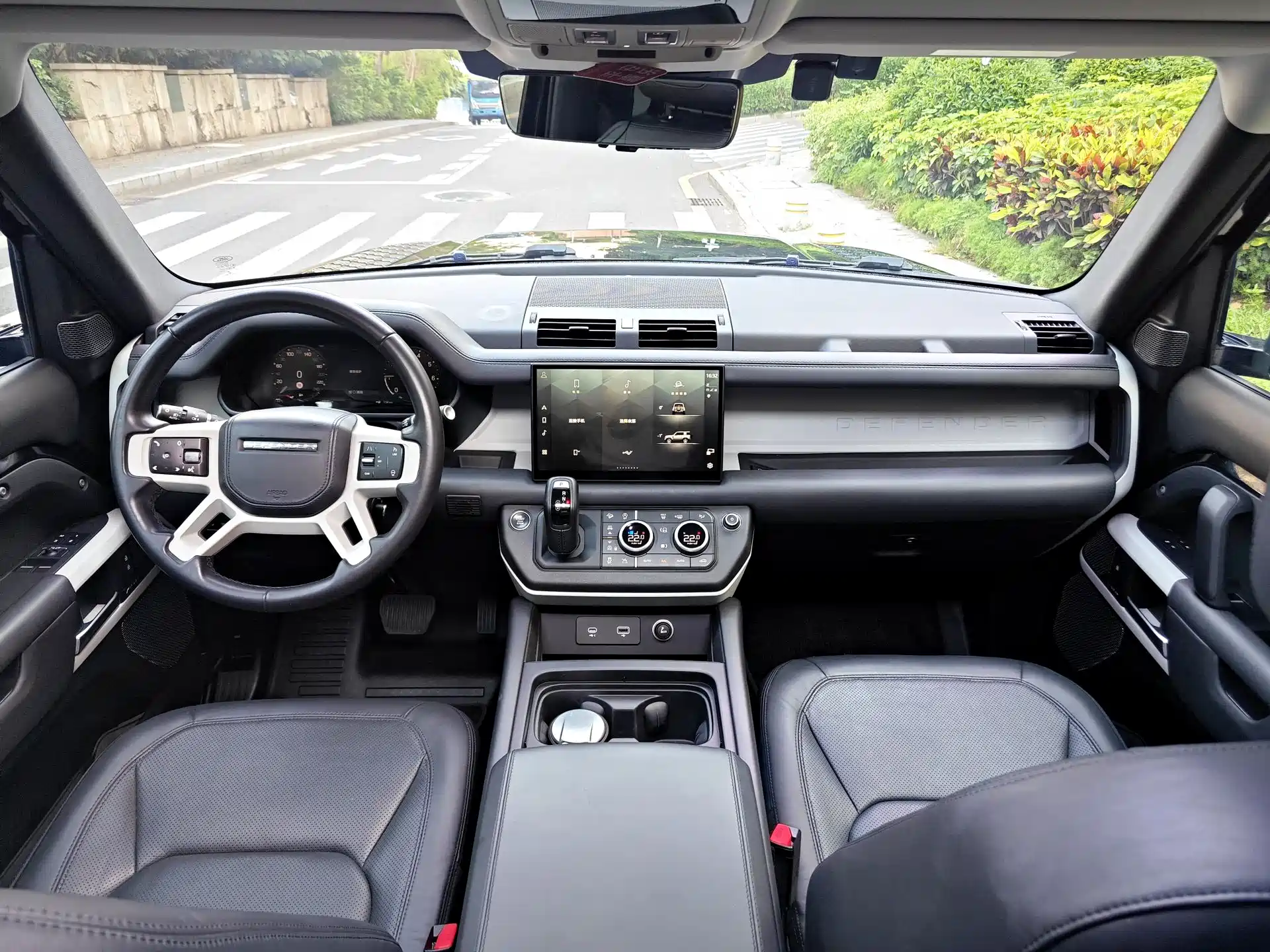 Photo 9 - Land Rover Defender
