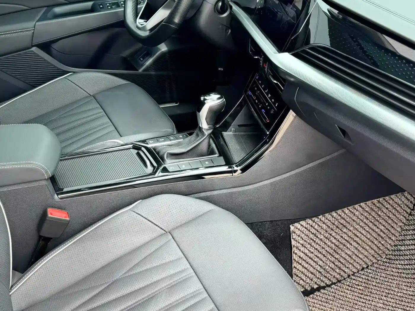 Volkswagen Passat 2022 380TSI Flagship Edition фото 9