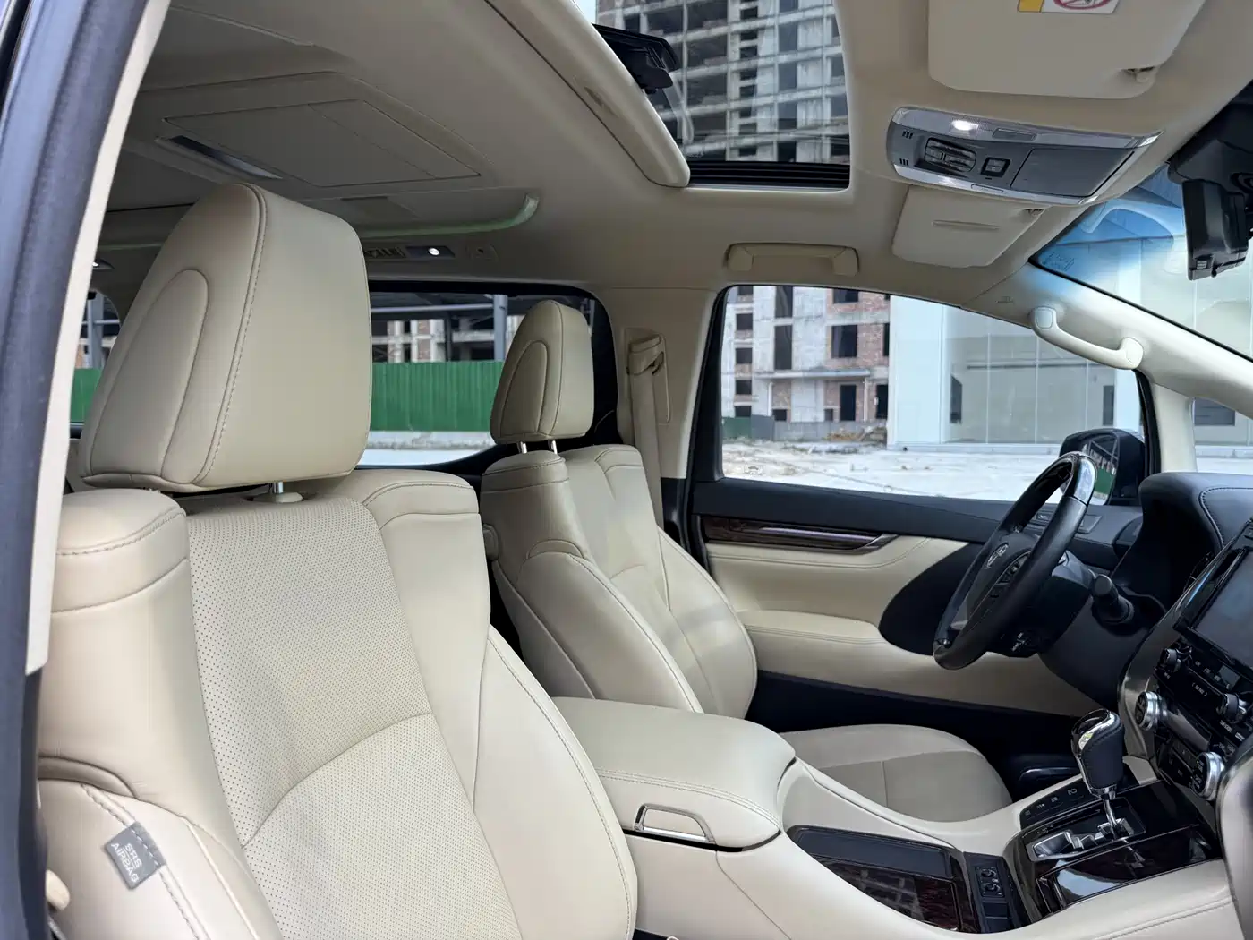 Toyota Alphard 2019 Hybrid 2.5L Luxury фото 21