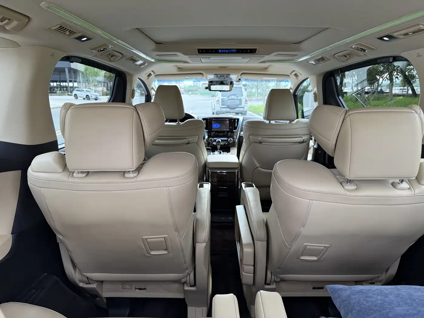 Toyota Alphard 2019 Hybrid 2.5L Luxury фото 15